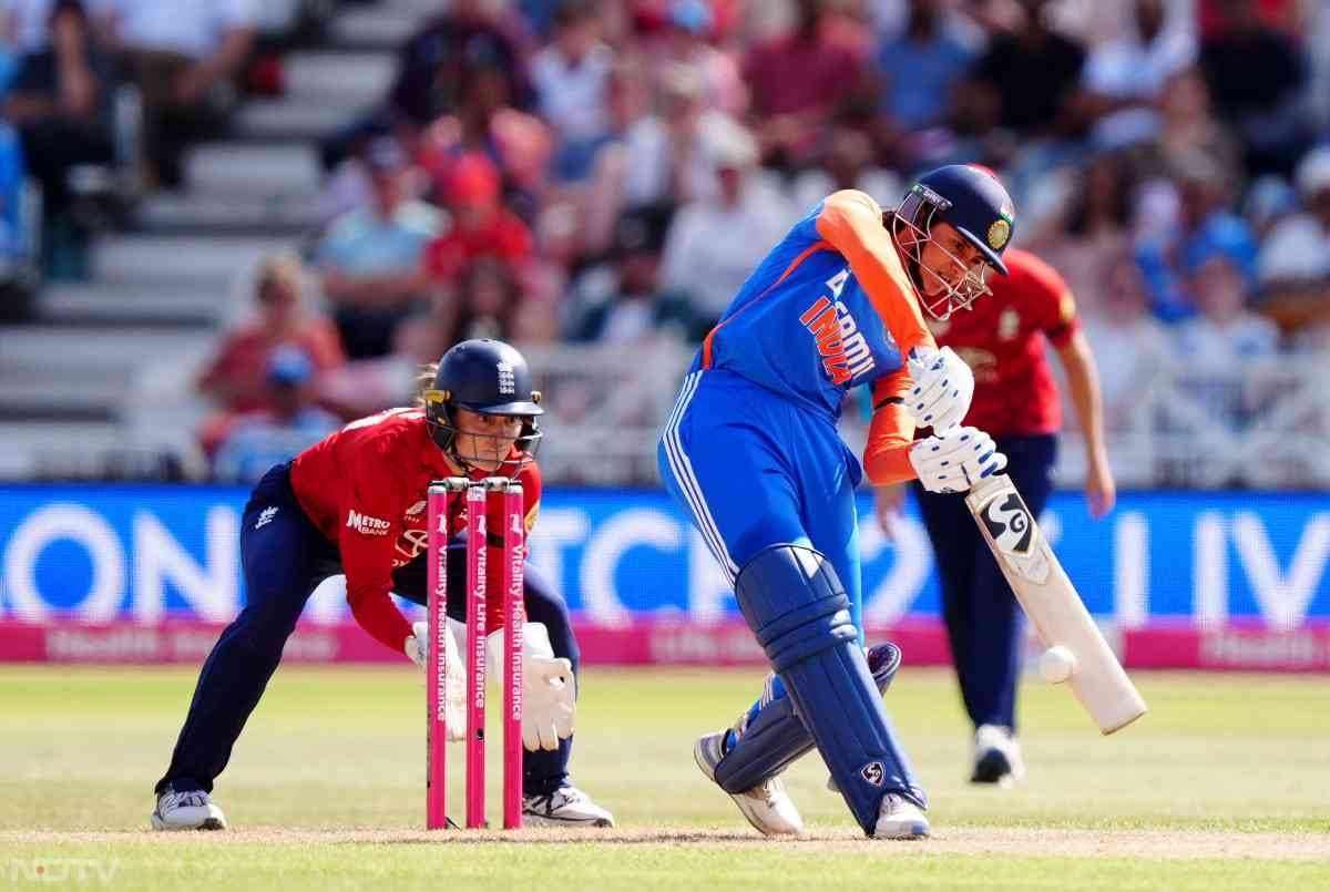 इस पारी की बदौलत भारत ने 20 ओवरों में 210/5 का विशाल स्कोर बनाया. यह टी 20 मैचों में इंग्लैंड के खिलाफ भारतीय महिला टीम का शीर्ष स्कोर है. (फोटो क्रेडिट: पीटीआई)