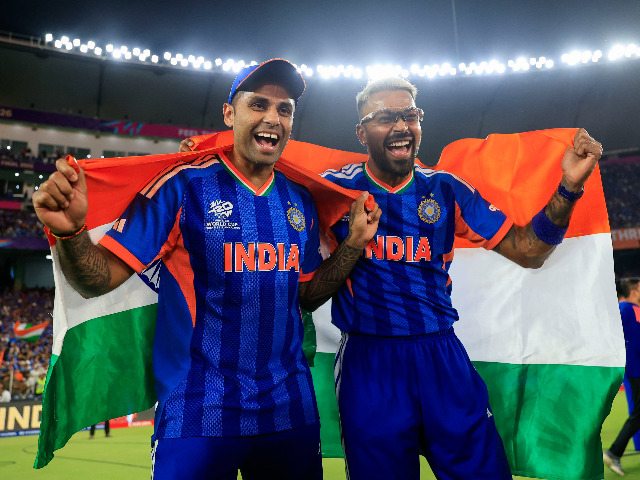 सूर्यकुमार यादव ने पिच की मिट्टी लगाई माथे थे...खुशी से झूम उठे खिलाड़ी, वर्ल्ड चैंपियन टीम इंडिया का विनिंग सेलिब्रेशन