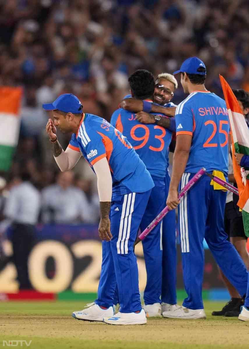 भारत के वर्ल्ड चैंपियन बनने के बाद कप्तान सूर्यकुमार यादव ने पिच की मिट्टी माथे से लगाई.