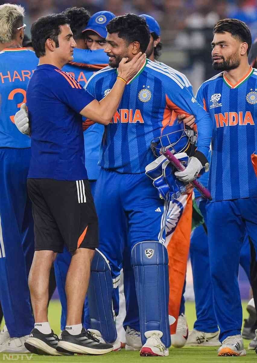 गौतम गंभीर ने भारत के विजेता बनने के बाद संजू सैमसन को गले से लगा लिया.