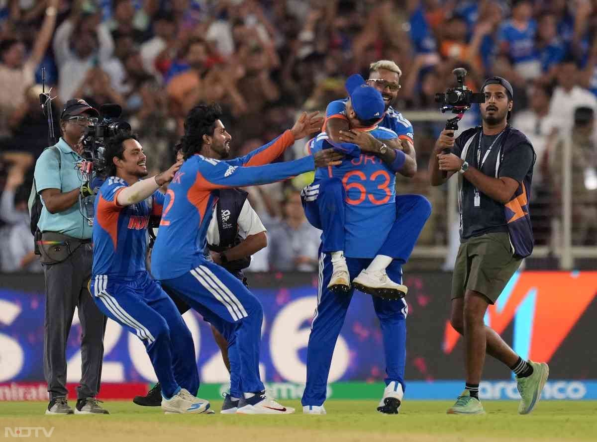 सूर्यकुमार ने माथे थे लगाई पिच की मिट्टी, गंभीर ने संजू को लगाया गले, वर्ल्ड चैंपियन टीम इंडिया का विनिंग सेलिब्रेशन