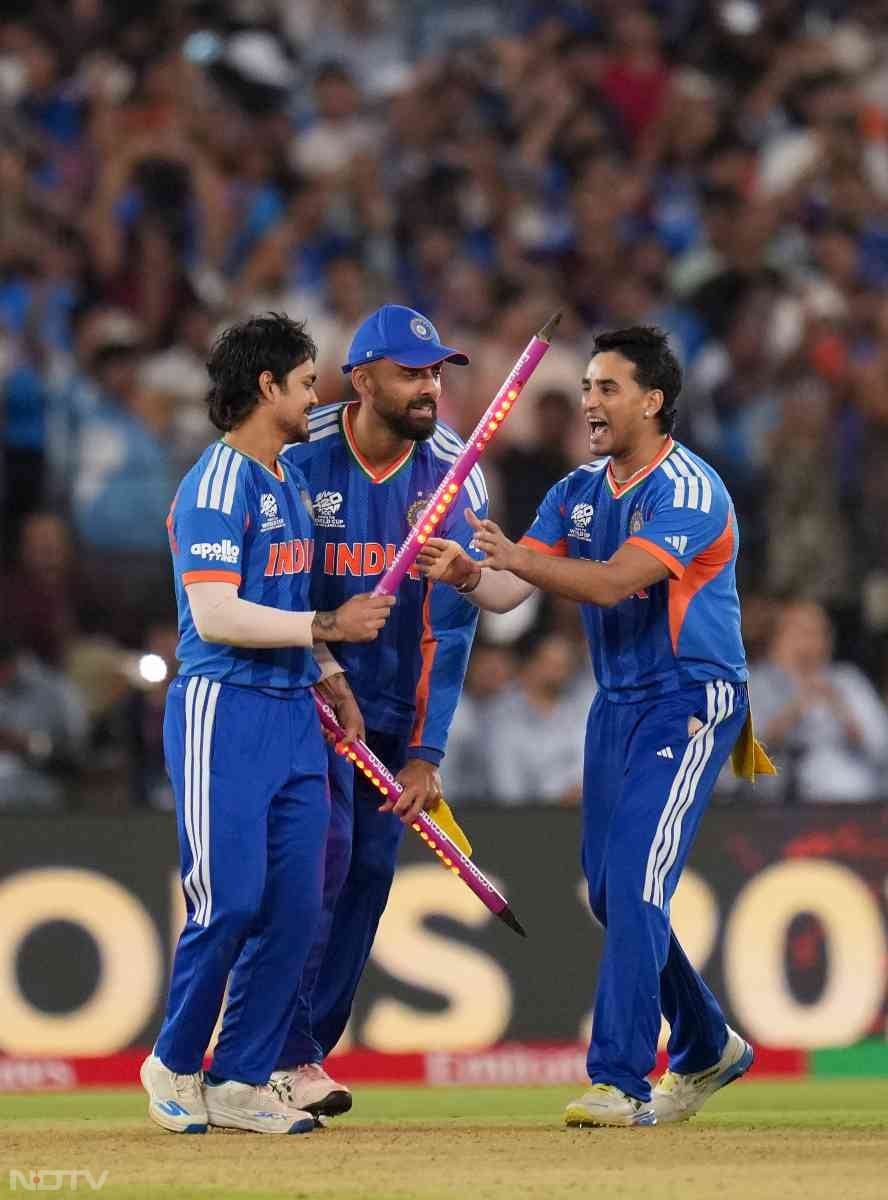 सूर्यकुमार ने माथे थे लगाई पिच की मिट्टी, गंभीर ने संजू को लगाया गले, वर्ल्ड चैंपियन टीम इंडिया का विनिंग सेलिब्रेशन