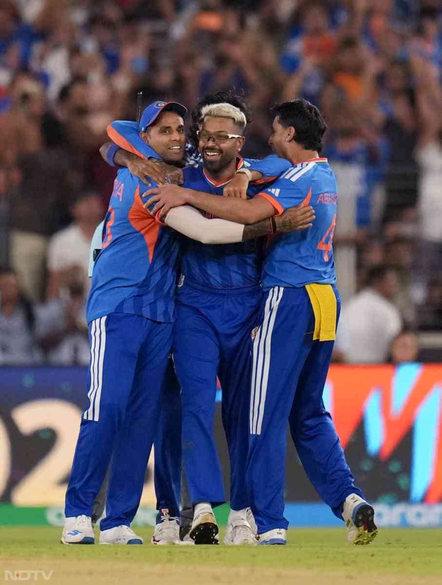 सूर्यकुमार ने माथे थे लगाई पिच की मिट्टी, गंभीर ने संजू को लगाया गले, वर्ल्ड चैंपियन टीम इंडिया का विनिंग सेलिब्रेशन