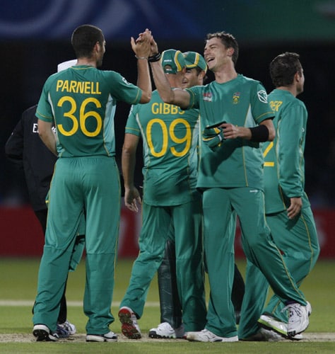 South Africa's Wayne Parnell and Dale Steyn celebrate beating New Zealand during their ICC World Twenty20 match at Lord's ground in London. (AFP Photo) WT20: SA vs NZ