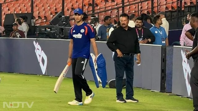 फाइनल में अभिषेक शर्मा पर नजर रहेगी. यह देखना दिलचस्प होगा कि आज फाइनल में अभिषेक शर्मा  का बल्ला बोलता है या नहीं. फाइनल मैच से पहले अभिषेक अपने पिता से आशीर्वाद लेते हुए नजर आए थे.