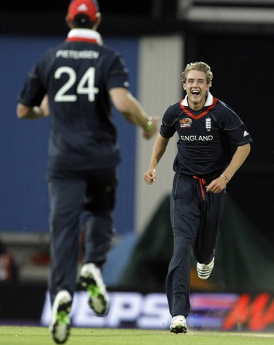 Stuart Broad celebrates taking the wicket of Salman Butt with Kevin Pietersen during ICC World Twenty20 Cup match between England and Pakistan at The Oval ground in London. (AP Photo) WT20: ENG vs PAK