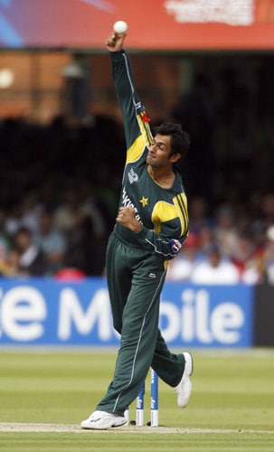 Shoaib Malik bowls against Sri Lanka during the ICC World Twenty20 final at Lord's. (AFP Photo) WT20 Final: PAK vs SL