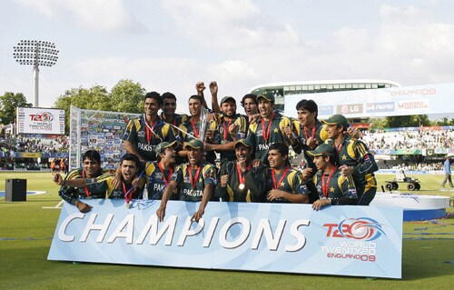Pakistan team celebrate with the trophy after winning their final match against Sri Lanka in the ICC World Twenty20 at Lord's. (AFP Photo) WT20 Final: PAK vs SL