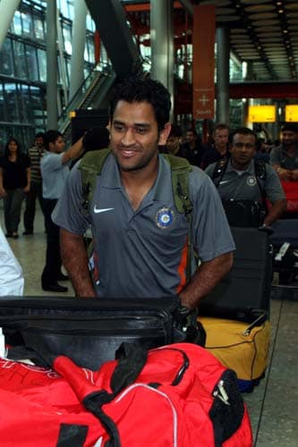 MS Dhoni arrives at Heathrow airport, London on May 29, 2009. India arrived in England ahead of Twenty20 World Cup which starts at Lord's Friday June 5, 2009. (AP Photo) India arrival in England for T20