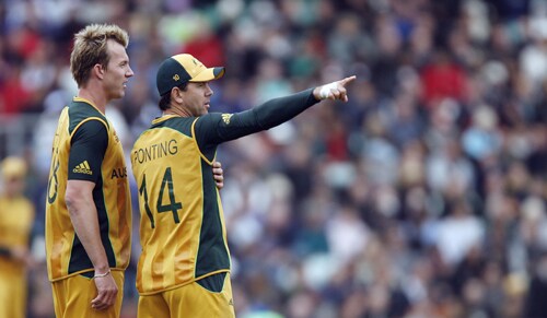 Brett Lee talks to Ricky Ponting during their ICC World Twenty20 match against the West Indies at The Oval in London. (AFP Photo) WT20: AUS vs WI