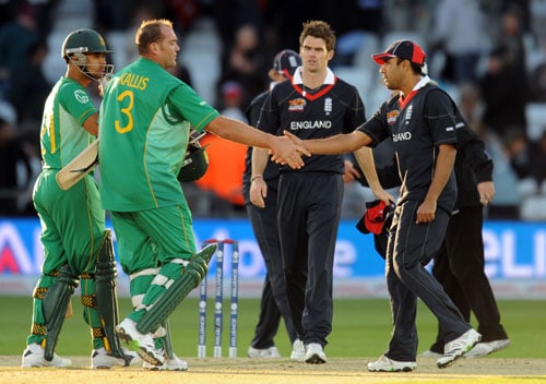 Jacques Kallis shakes hands after beating England by seven wickets in the Super 8 stage of the ICC World Twenty20 match at Trent Bridge in Nottingham. (AFP Photo) WT20: ENG vs SA