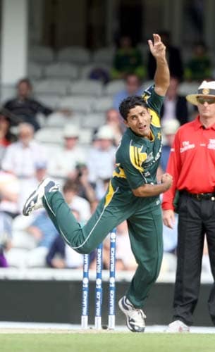 Abdul Razzaq bowls a ball during their ICC World Twenty20 match against New Zealand at the Oval in London. (AFP Photo) WT20: PAK vs NZ