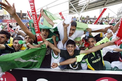 Pakistani fans cheer before their match against New Zealand during the ICC World Twenty20 match at the Oval in London. (AFP Photo) WT20: PAK vs NZ