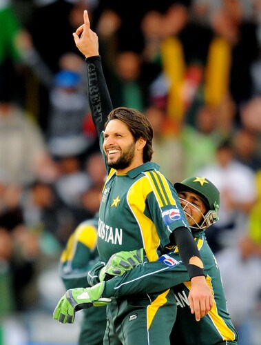 Shahid Afridi is congratulated after bowling out AB de Villiers during the ICC World Twenty20 semi-final match at Trent Bridge. (AFP Photo) WT20: SA vs PAK