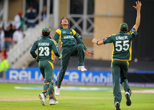 Mohammad Aamer celebrates catching the ball of Graeme Smith during the ICC World Twenty20 semi-final match at Trent Bridge. (AFP Photo) WT20: SA vs PAK