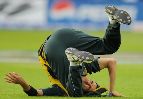 Umar Gul misfields a catch from Graeme Smith during the ICC World Twenty20 semi-final match at Trent Bridge. (AFP Photo) WT20: SA vs PAK