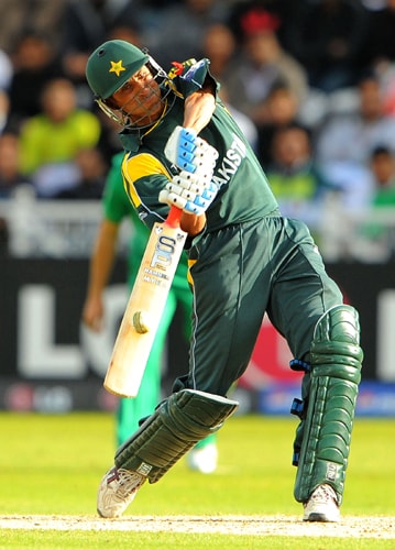 Younis Khan scores runs during the ICC World Twenty20 semi-final match against South Africa at Trent Bridge. (AFP Photo) WT20: SA vs PAK