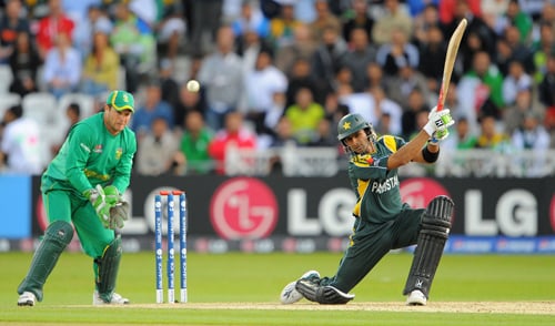 Mark Boucher looks on as Shoaib Malik hits 4 runs during the ICC World Twenty20 semi-final match at Trent Bridge. (AFP Photo) WT20: SA vs PAK