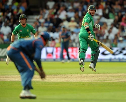 Graeme Smith watches as an Indian fielder retrieves the ball during the Super 8 stage of the ICC World Twenty 20 cricket match at Trent Bridge on June 16, 2009. (AFP Photo) WT20: IND vs SA