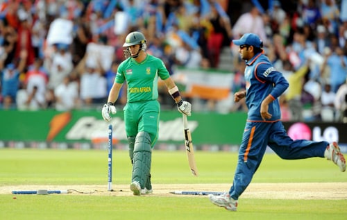 Herschelle Gibbs walks off the field after being bowled out by RP Singh during the Super Eight stage of the ICC World Twenty 20 cricket match at Trent Bridge on June 16, 2009. (AFP Photo) WT20: IND vs SA