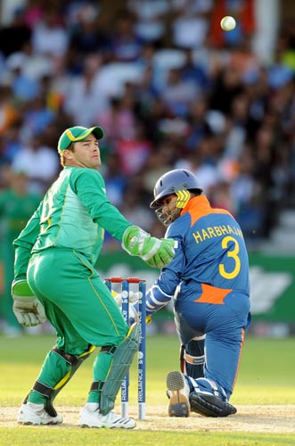 Mark Boucher watches the ball as Harbhajan Singh plays a shot during the Super Eight stage of the ICC World Twenty 20 cricket match at Trent Bridge on June 16, 2009. (AFP Photo) WT20: IND vs SA