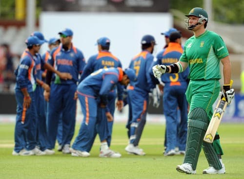 Graeme Smith leaves the field after being caught out by Ravindra Jadeja during the Super Eight stage of the ICC World Twenty 20 cricket match at Trent Bridge on June 16, 2009. (AFP Photo) WT20: IND vs SA