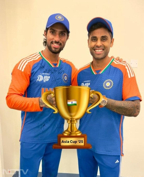 सोशल मीडिया पर भारती खिलाड़ियों ने ट्रॉफी की इमोजी के साथ तस्वीरें शेयर की है.