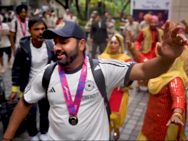 Team India Homecoming: à¤­à¤¾à¤°à¤¤à¥à¤¯ à¤à¥à¤® à¤à¤¾ à¤¹à¥à¤ à¤à¥à¤°à¤¦à¤¾à¤° à¤¸à¥à¤µà¤¾à¤à¤¤, à¤°à¥à¤¹à¤¿à¤¤, à¤à¤°à¥à¤¶à¤¦à¥à¤ª, à¤¬à¥à¤®à¤°à¤¾à¤¹, à¤¸à¥à¤°à¥à¤¯à¤¾, à¤ªà¤à¤¤ à¤¨à¥ à¤à¤¿à¤¯à¤¾ à¤­à¤¾à¤à¤à¤¡à¤¼à¤¾, à¤¦à¥à¤à¥à¤ à¤¤à¤¸à¥à¤µà¥à¤°à¥à¤
