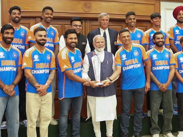 Team India meets PM Modi: पीएम मोदी ने रोहित, कोहली, द्रविड़ के साथ लगाए ठहाके, ट्रॉफी के साथ खिचवाई फोटो, चहल की तरफ किया खास इशारा
