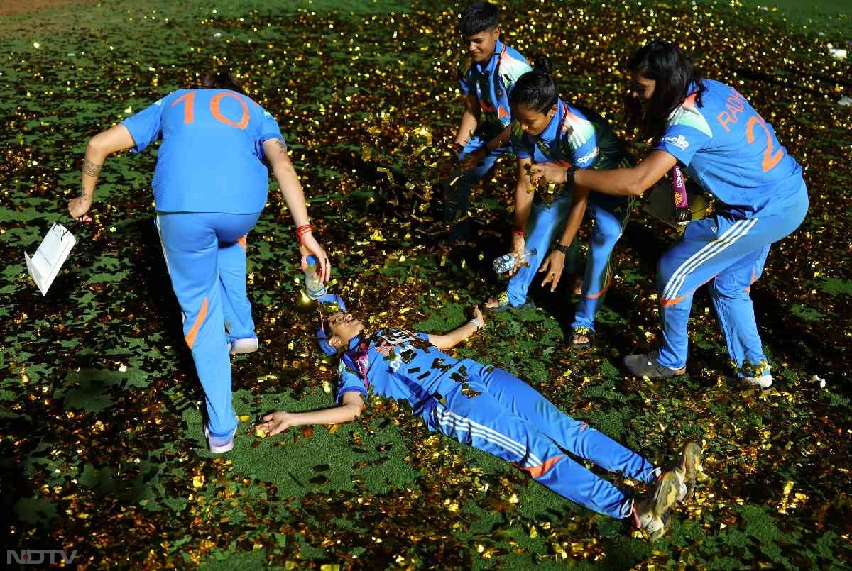 आंखों में आंसू, कंधे पर तिरंगा...वर्ल्ड चैंपियन टीम इंडिया का सेलिब्रेशन, देखें तस्वीरें