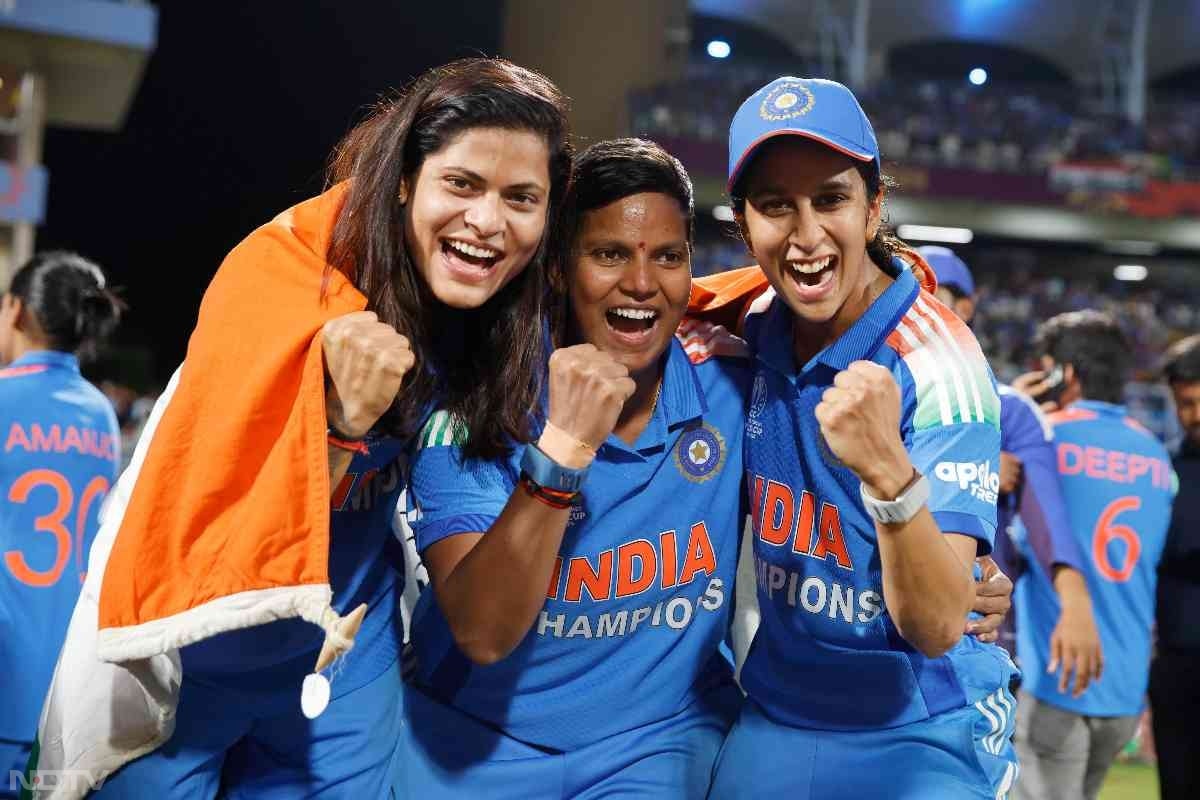 आंखों में आंसू, कंधे पर तिरंगा...वर्ल्ड चैंपियन टीम इंडिया का सेलिब्रेशन, देखें तस्वीरें