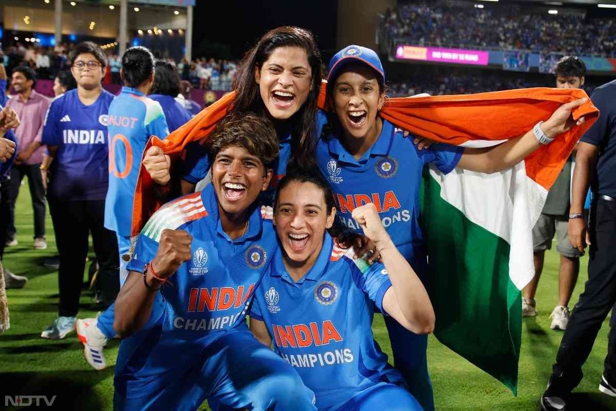 आंखों में आंसू, कंधे पर तिरंगा...वर्ल्ड चैंपियन टीम इंडिया का सेलिब्रेशन, देखें तस्वीरें