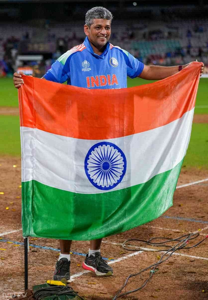 आंखों में आंसू, कंधे पर तिरंगा...वर्ल्ड चैंपियन टीम इंडिया का सेलिब्रेशन, देखें तस्वीरें