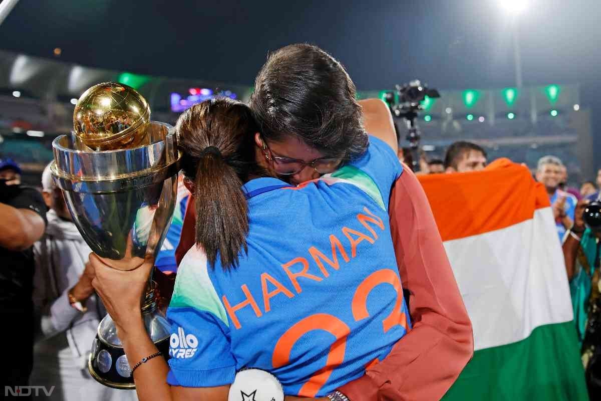 आंखों में आंसू, कंधे पर तिरंगा...वर्ल्ड चैंपियन टीम इंडिया का सेलिब्रेशन, देखें तस्वीरें