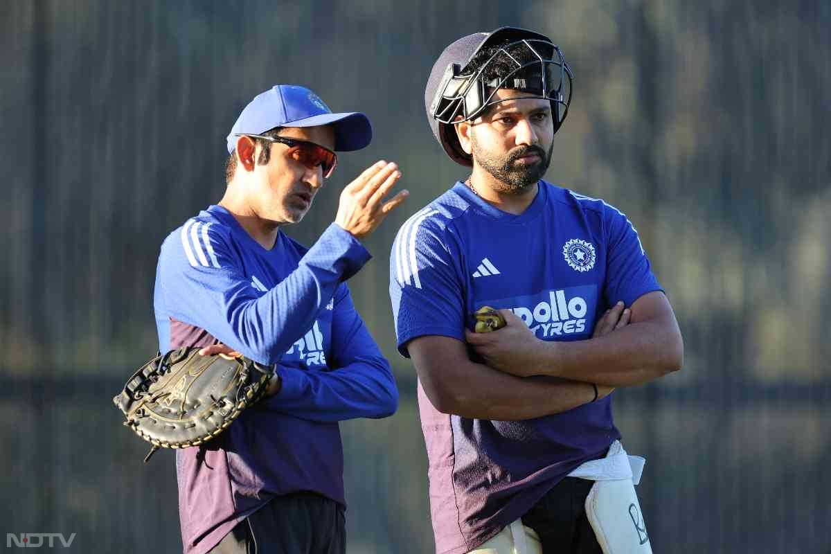 प्रैक्टिस के दौरान कोच गौतम गंभीर और रोहित शर्मा को काफी समय तक बातचीक करते देखा गया. (फोटो क्रेडिट :X@BCCI)