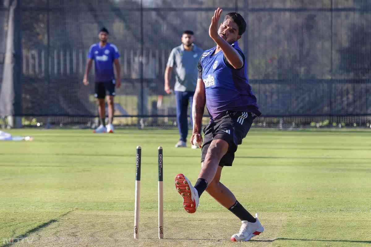 सीरीज के लिए हर्षित राणा टीम में जगह बनाने में सफल हुए हैं. उनको लेकर काफी सवाल है. ऐसे में उनके प्रदर्शन पर फैंस की निगाहें होंगी. प्रैक्टिस में उन्हें गेंदबाजी का अभ्यास किया. (फोटो क्रेडिट :X@BCCI)