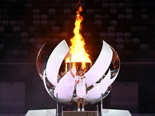 दिग्गज टेनिस स्टार नोआमी ओसाका ने Olympic cauldron जलाई. फोटो: एएफपी