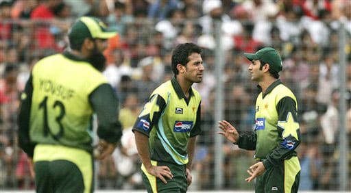 Pakistan's captain Shoaib Malik shares a moment with bowler Wahab Riaz after India's Gautam Gambhir scored a boundary during their ODI match in Dhaka, Bangladesh on June 10, 2008. (AP Photo) 2nd ODI: India vs Pakistan