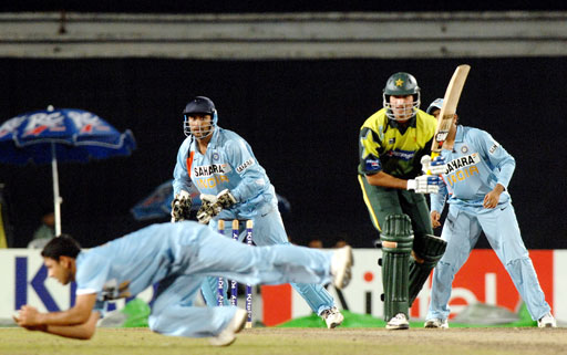 Pakistan cricketer Sohail Tanvir (2R) watches as Indian fielder Piyush Chawla (L) takes a catch to dismiss him during the second ODI tri-series match between India and Pakistan at The Sher-e-Bangla Cricket Stadium in Dhaka on June 10, 2008. (AFP Photo) 2nd ODI: India vs Pakistan