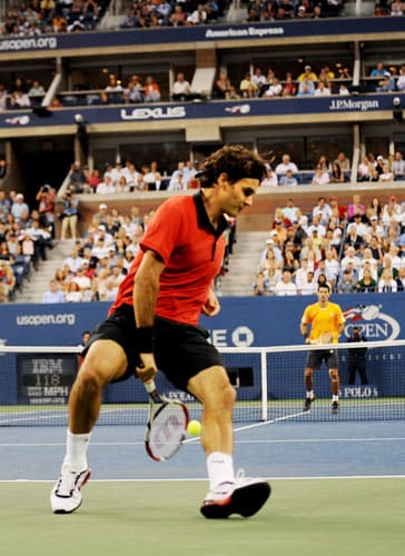 Roger Federer of Switzerland returns a shot through his legs to Novak Djokovic of Serbia during their semifinal match at the 2009 US Open in New York. Federer won, 78-6, 7-5, 7-5. (AFP Photo) US Open Day 14