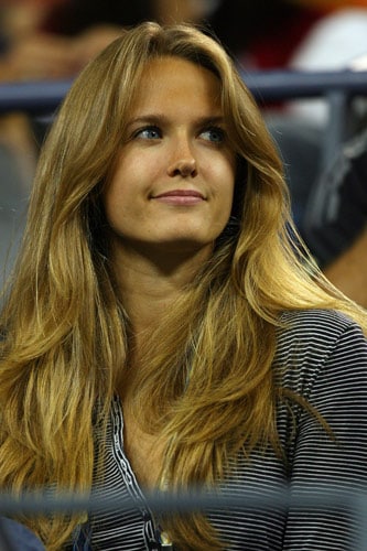 Kim Sears, girlfriend of Andy Murray of Great Britain, watches as he plays against Ernests Gulbis of Latvia during day two of the 2009 US Open at the USTA Billie Jean King National Tennis Center on September 1, 2009. (AFP Photo) US Open Day 2
