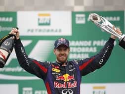 Photo : Vettel leads Red Bull celebrations at Interlagos