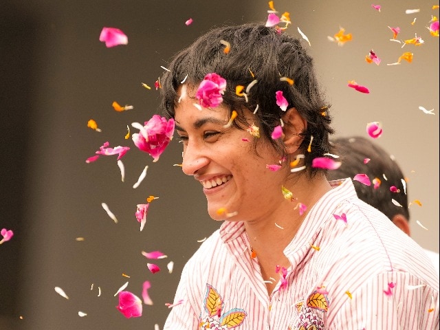 Photo : Vinesh Phogat's Emotional Homecoming