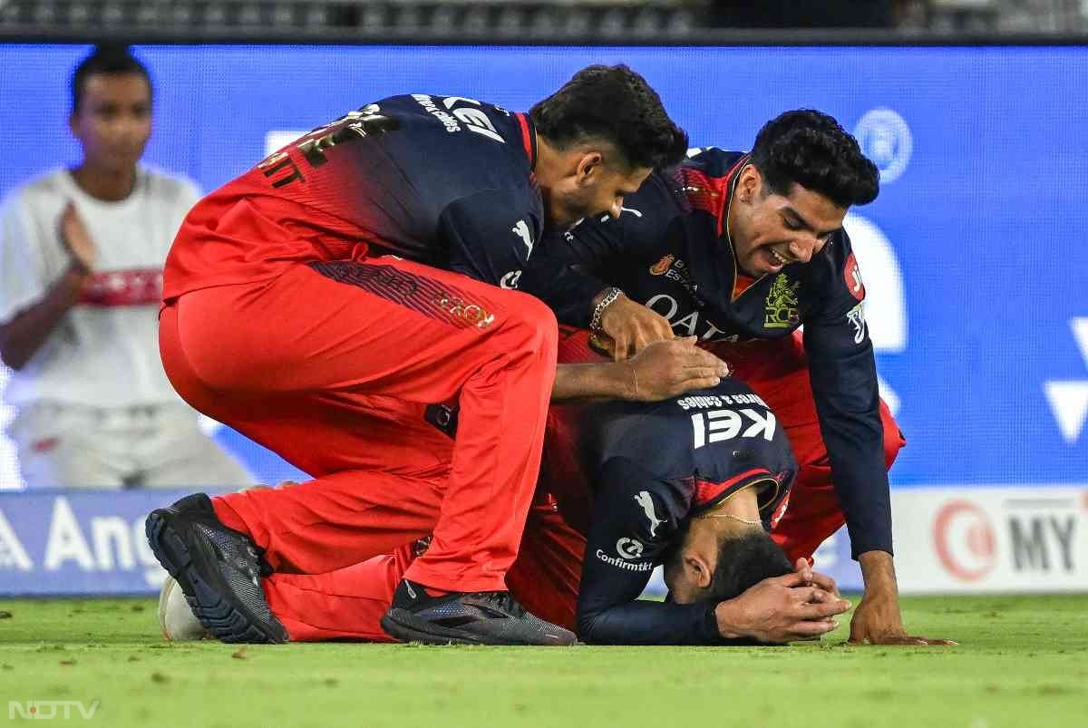 वहीं बेंगलुरु ने जैसे ही पंजाब को 6 रन से हराया कोहली घुटने के बल बैठकर रो पड़े. उनके साथ ही 18 साल से 'ई साला कप नामडे' का मंत्र जप रहे आरसीबी के प्रशंसकों की आंखें भी नम हो गई. अब तक तीन बार फाइनल में मिली नाकामी की यादें भी खुशी के इन आंसुओं में धुंधली हो गई. (फोटो क्रेडिट:आईएएनएस)