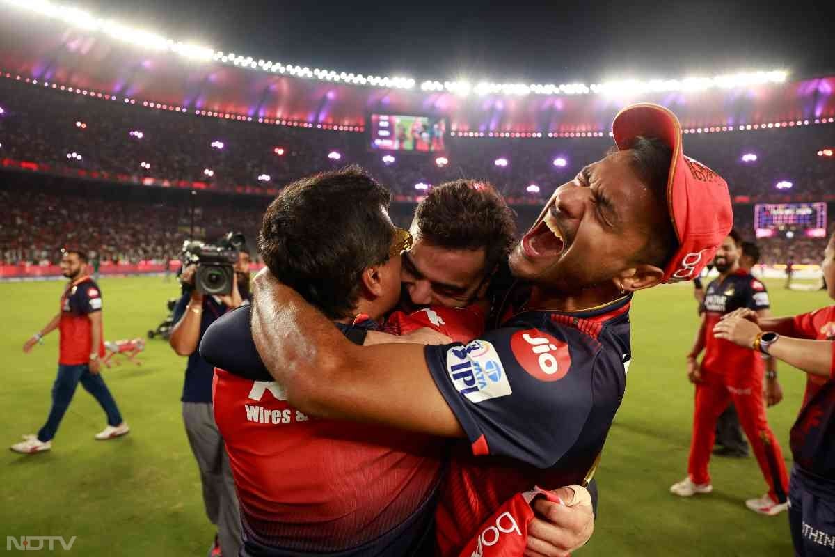 आरसीबी की जीत के बाद कोहली को लगे लगकर जश्न बनाने लगे मयंक अग्रवाल. अग्रवाल इससे पहले जब आखिरी बार बेंगलुरु फाइनल में पहुंची थी तो टीम के साथ खिताब नहीं जीत पाए थे. 
(फोटो क्रेडिट:X@IPL)