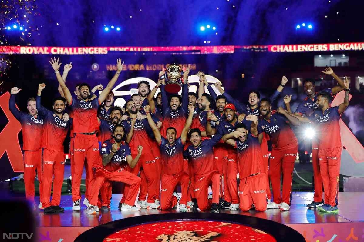 खिताब जीतने के बाद ट्रॉफी के साथ फोटो लेते चैंपियन रॉयल चैलेंजर्स बेंगलुरु (फोटो क्रेडिट:X@IPL)