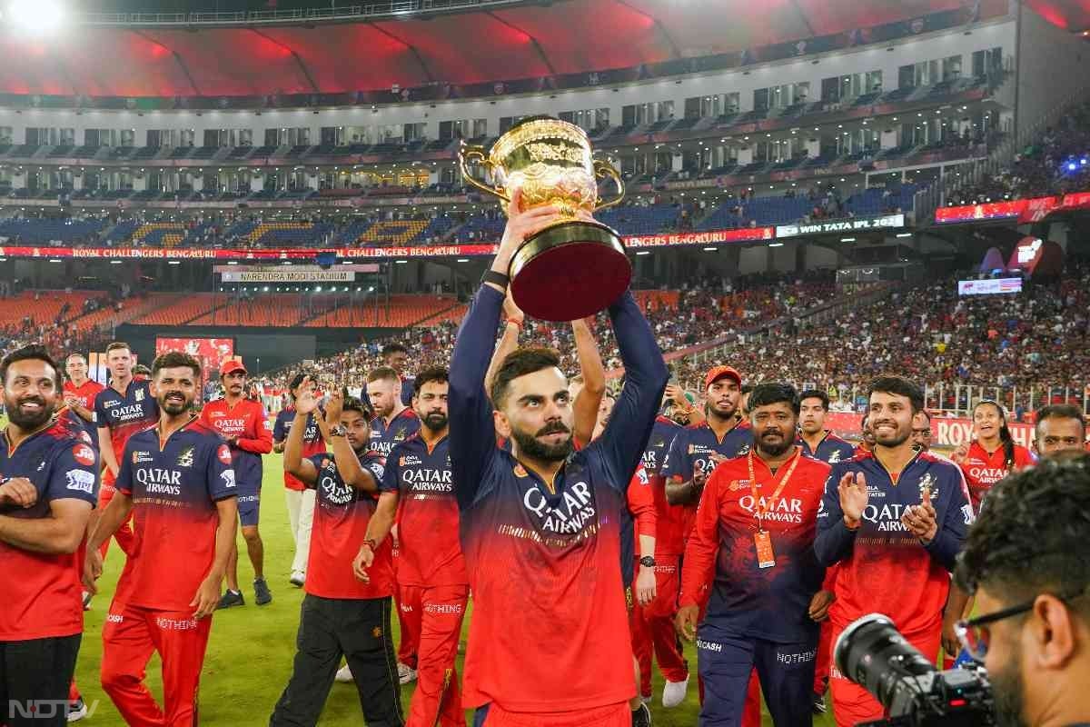 जीत के बाद ट्रॉफी के साथ फैंस का अभिवादन करते विराट कोहली (फोटो क्रेडिट:आईएएनएस)