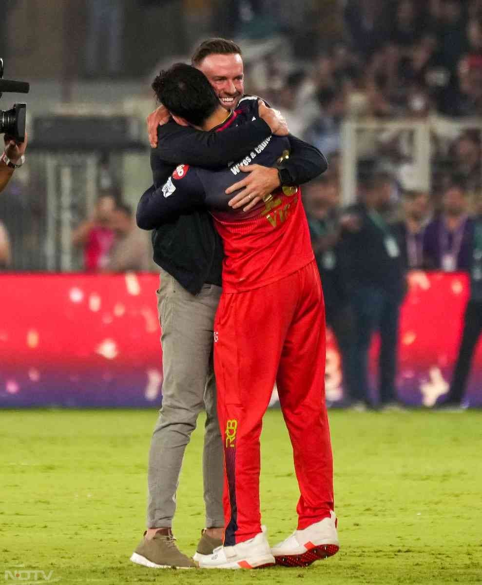 आरसीबी की जीत के बाद जब अपने दोस्त डिविलियर्स से गले मिले कोहली को दोनों दिग्गजों की आंखे नम थी. (फोटो क्रेडिट:आईएएनएस)