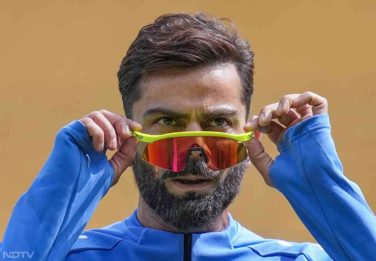 विराट कोहली ने टेस्ट क्रिकेट में 31 अर्धशतक लगाए हैं. टेस्ट क्रिकेट में विराट कोहली का उच्चतम स्कोर नाबाद 254 रन रहा. विराट कोहली पहले ही टी20 क्रिकेट से संन्यास ले चुके हैं। इसका मतलब है कि कोहली अब रोहित की तरह सिर्फ वनडे प्रारूप में ही खेलते नजर आएंगे. (फोटो क्रेडिट: पीटीआई)