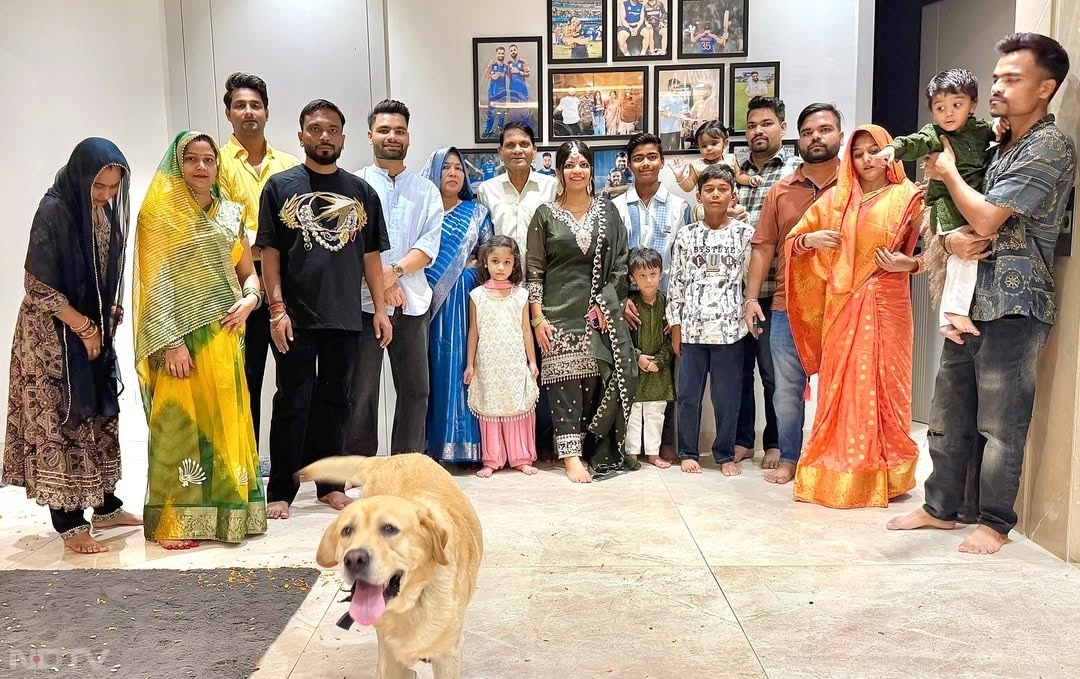 रिंकू सिंह ने अपने परिवार के साथ यह तस्वीर फैंस के साथ दीपावली के दिन साझा की है.